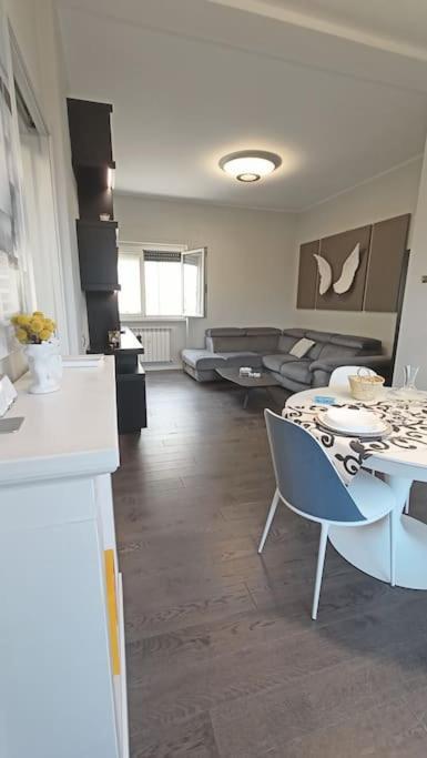 Apartment Elegant Metro A - By Openroma *